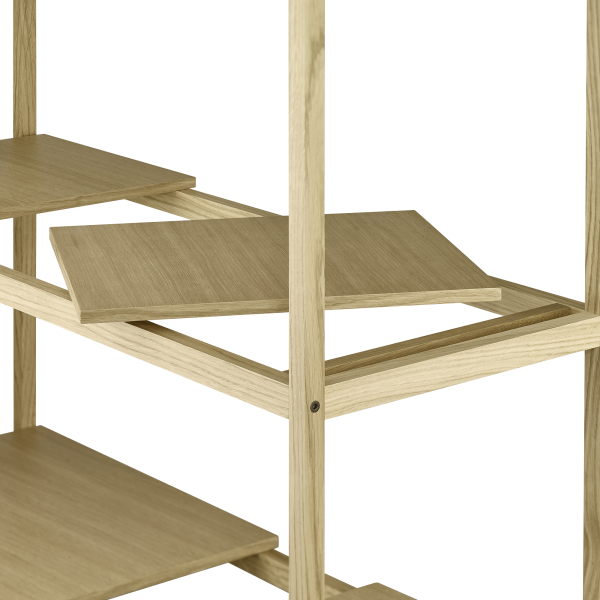 Minimalistische Holzregal mit versetzten offenen Regalen für moderne Wohnkultur.
