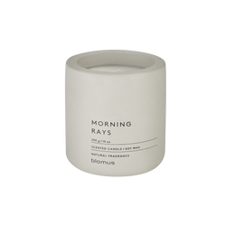 Natürliche Sojawachskerze "Morning Rays" von Blomus in einem eleganten weißen Glas.