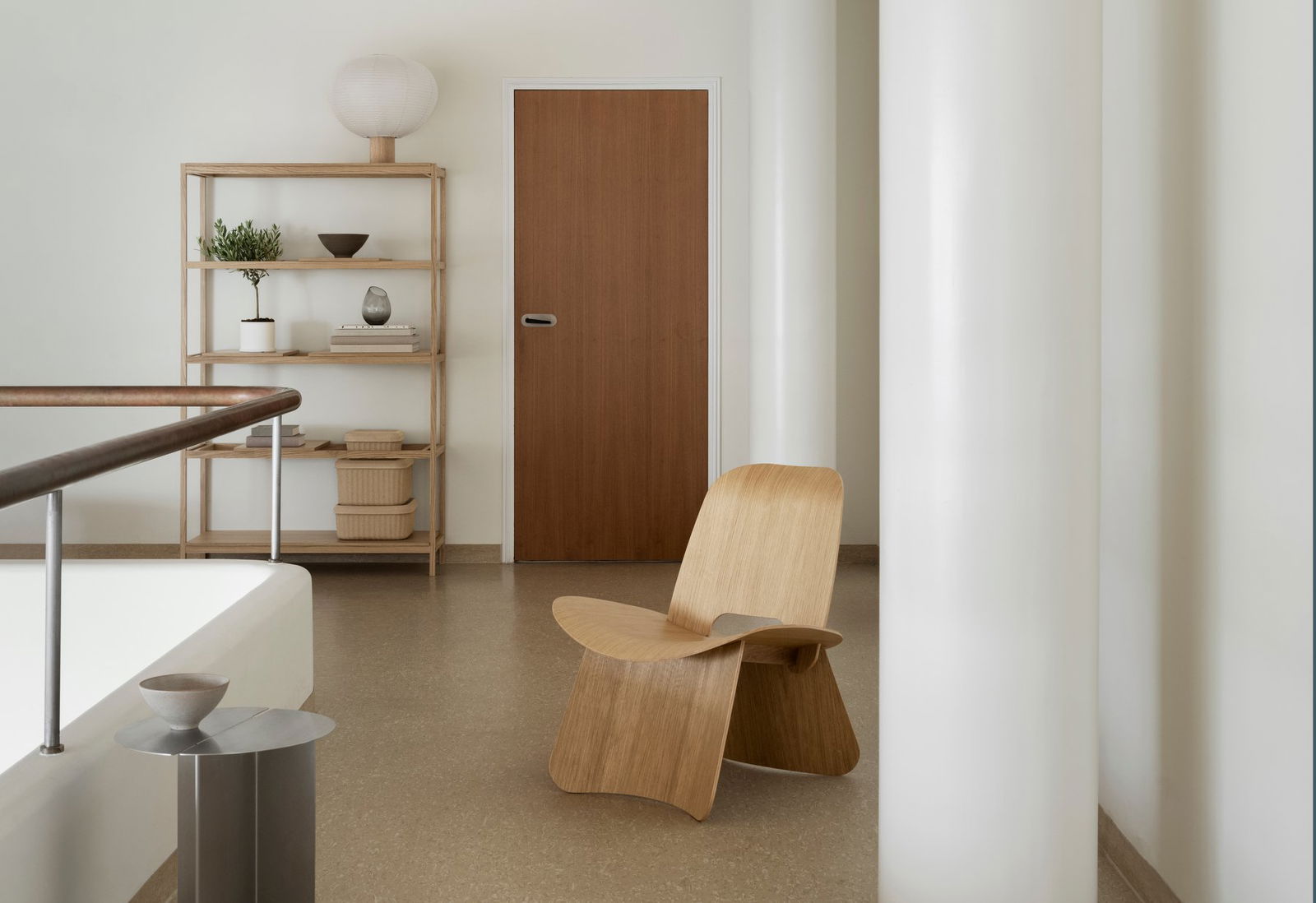 Moderne Holzstuhl in einem minimalistischen Innenraum mit natürlichem Licht und neutralen Tönen.