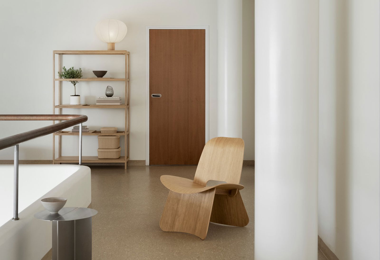 Moderner Holzstuhl in einem minimalistischen Raum mit natürlichem Licht.