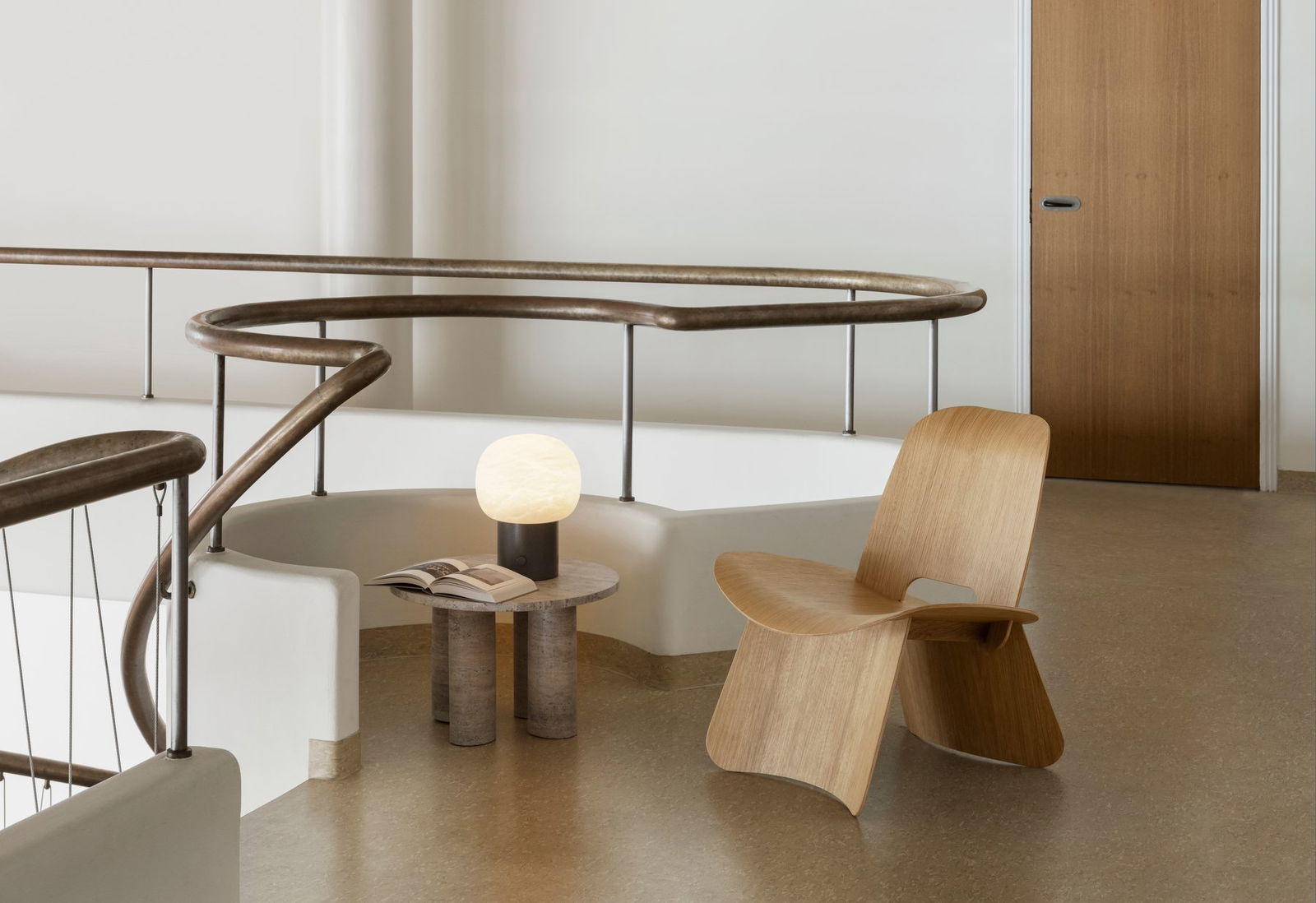 Modernes Interior Design mit einem stilvollen Holzstuhl, einem runden Beistelltisch und ambienter Beleuchtung.