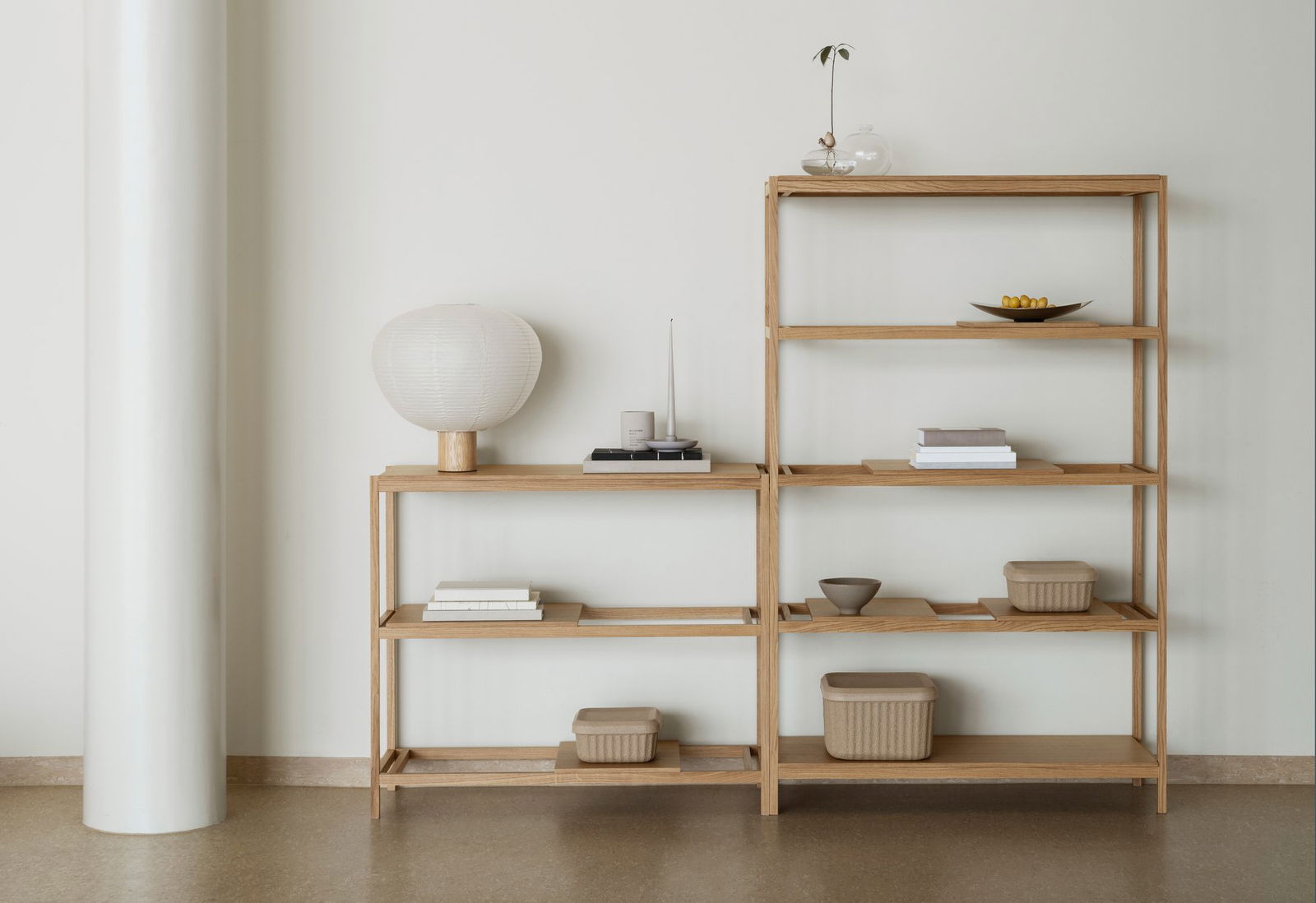 Moderne Holzregale mit minimalistischer Dekoration, einschließlich einer Lampe, Bücher und keramischen Behältern.