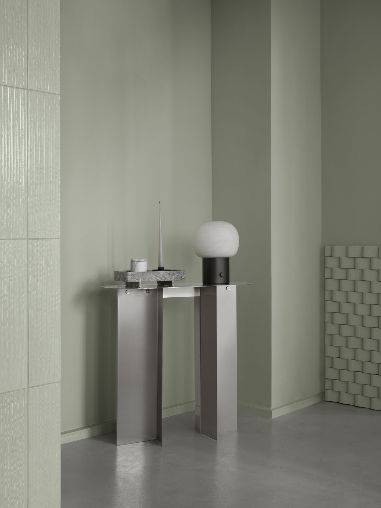 Moderner Innenraum mit einem eleganten Tisch, dekorativen Gegenständen und sanftem Licht in einem pastellgrünen Ambiente.