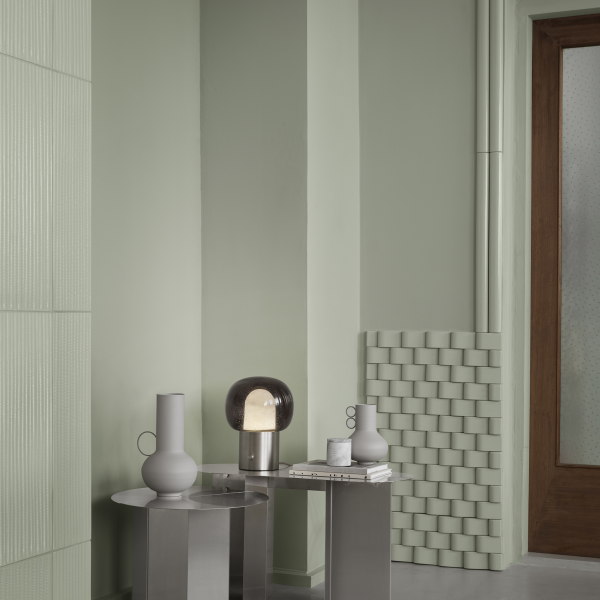 Stylisches Interieur mit grünen Wänden, modernem Dekor und eleganter Beleuchtung.