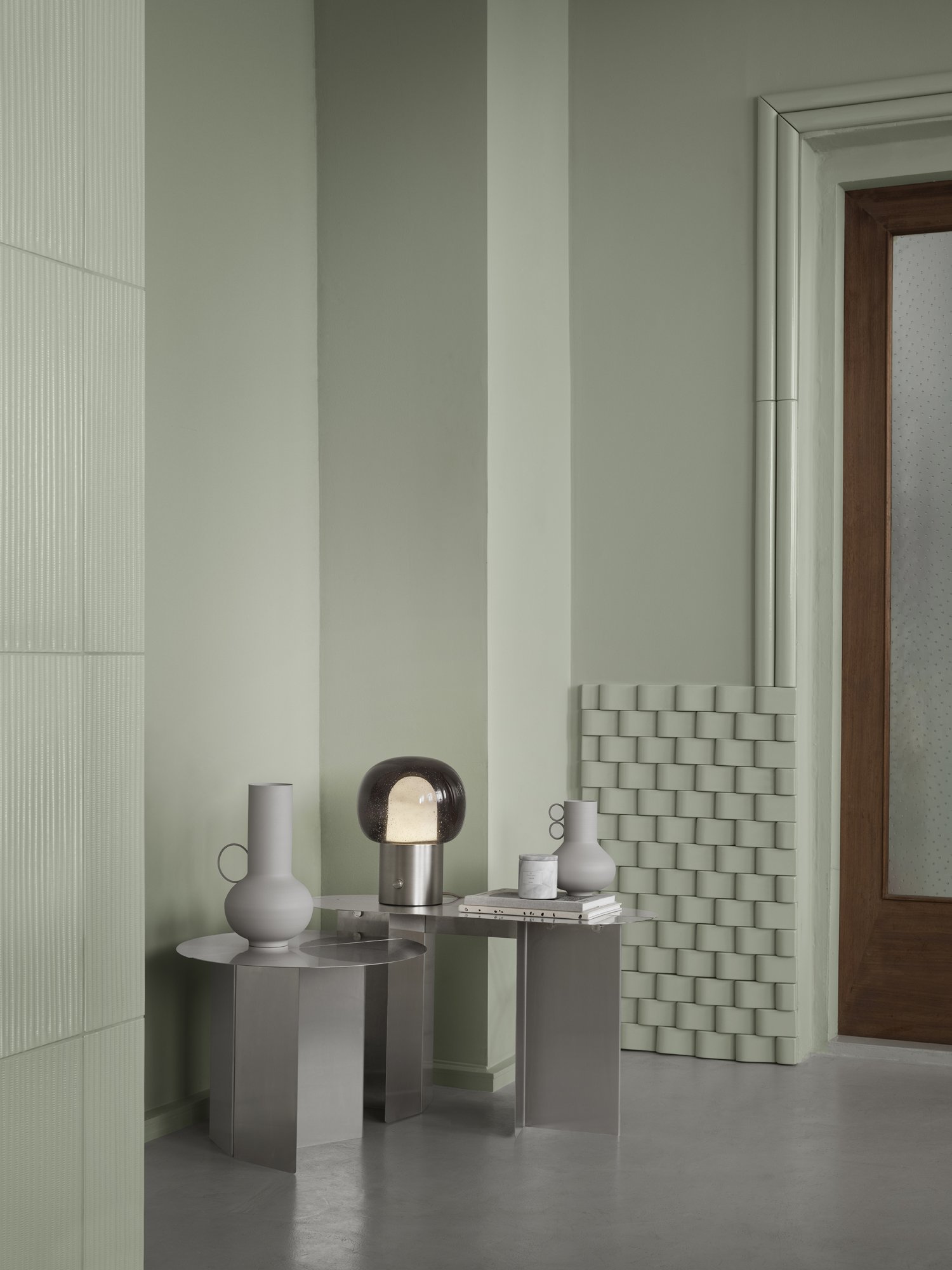 Stylisches Interieur mit grünen Wänden, modernem Dekor und eleganter Beleuchtung.