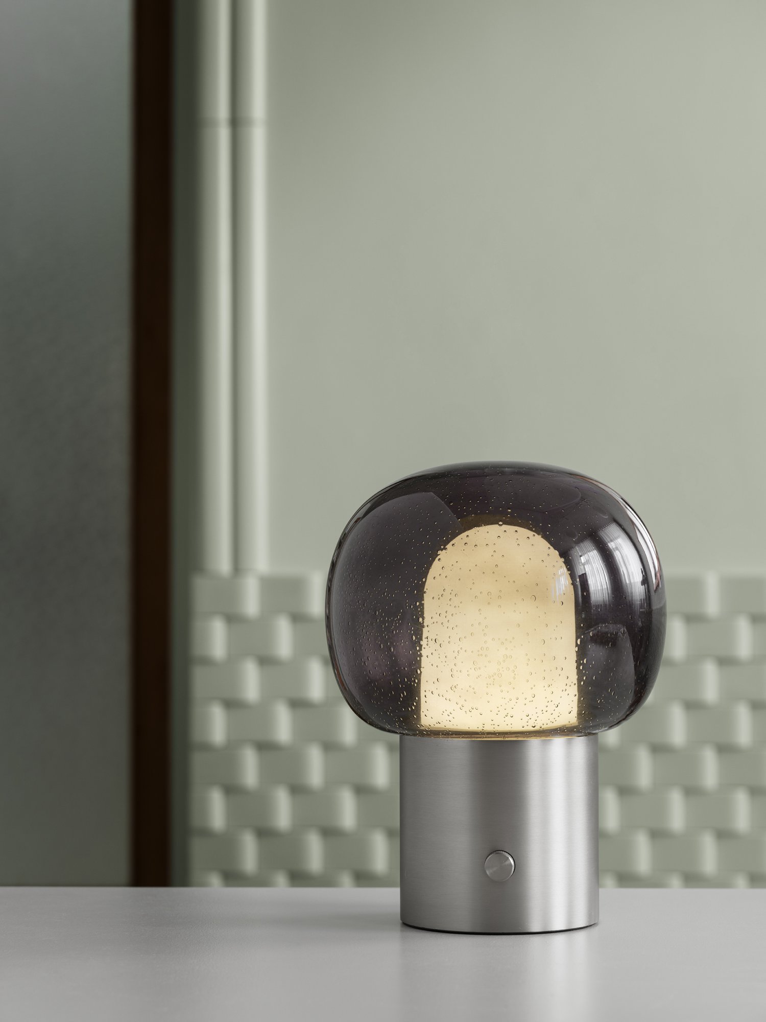 Moderne Glas-Tischlampe mit einem einzigartigen runden Design und sanftem, glühendem Licht.