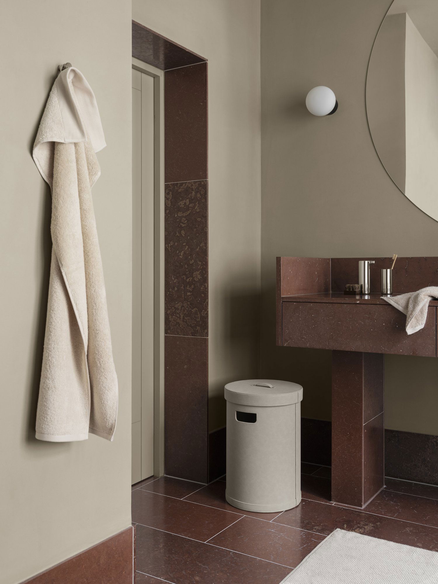 Elegantes Badezimmerdesign mit Marmorakzenten, einem modernen Spiegel und minimalistischem Dekor.