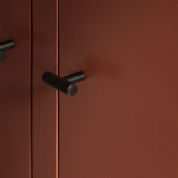 Moderner brauner Küchenschrank mit sleekem schwarzen Griff.