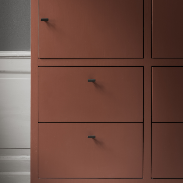 Moderner brauner Stauraum-Schrank mit schwarzen Griffen und minimalistischem Design.