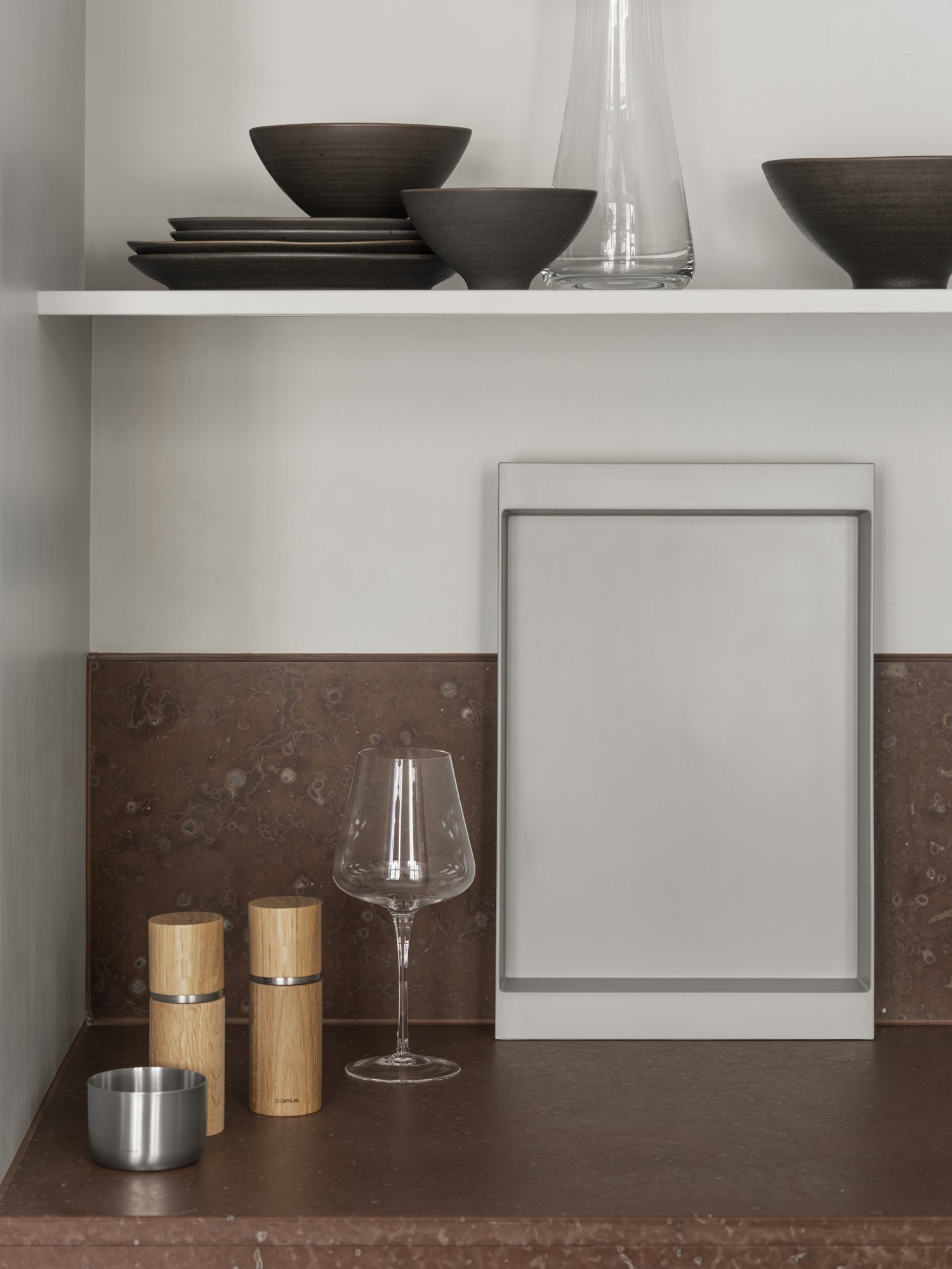 Moderne Küchensch shelf mit elegantem Geschirr und dekorativer Glaswarenanordnung.