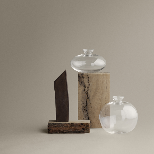 Moderne dekorative Glasvasen auf Holzblöcken für minimalistisches Wohndesign.