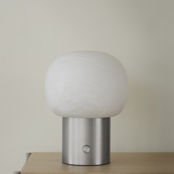 Moderne Tischlampe mit einem runden weißen Glasschirm und einem Sockel aus Edelstahl.
