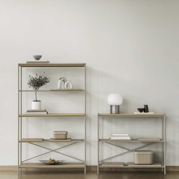Moderne minimalistische Regale mit Dekorationsgegenständen vor einem neutralen Wandhintergrund.
