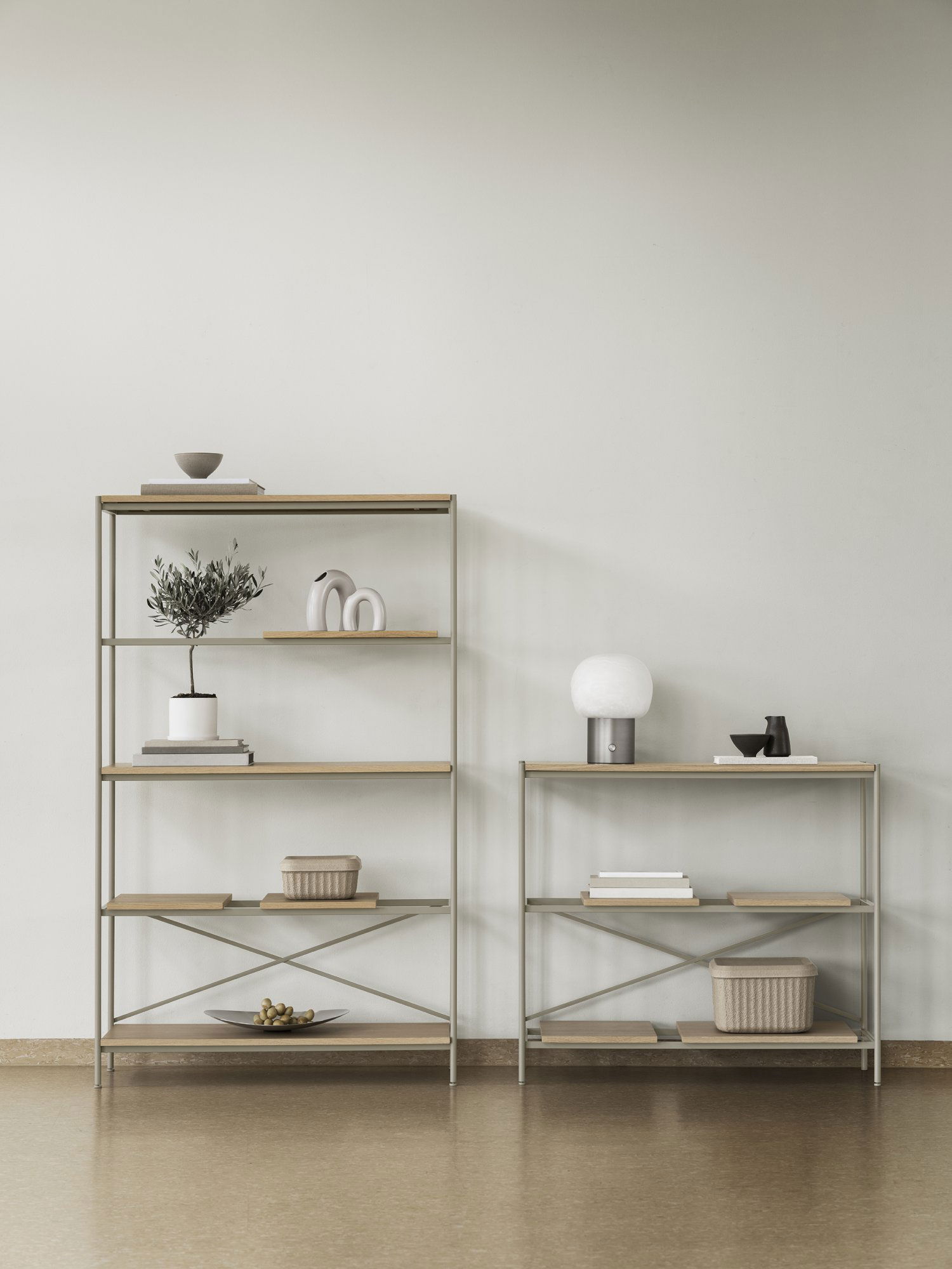 Moderne minimalistische Regale mit Dekorationsgegenständen vor einem neutralen Wandhintergrund.