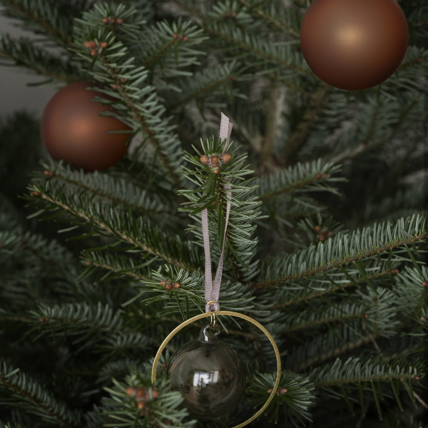 Eleganter Weihnachtsbaum mit braunen Ornamenten und einer dekorativen Glasperle.