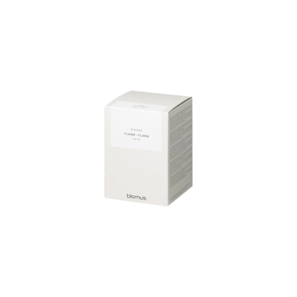 Elegante Verpackung des Ylang-Ylang duftenden Produkts von Blomus vor einem schlichten Hintergrund.