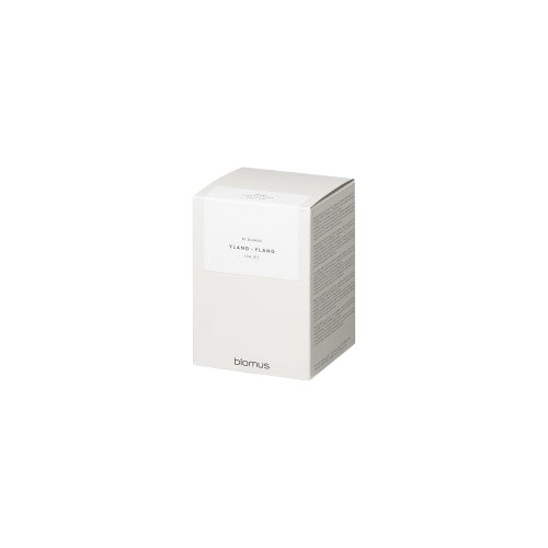 Elegante Verpackung des Ylang-Ylang duftenden Produkts von Blomus vor einem schlichten Hintergrund.