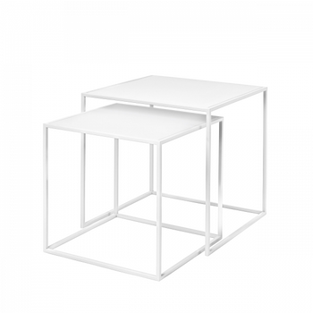 Moderne weiße Beistelltische mit schlanken Metallrahmen für zeitgemäße Dekoration.