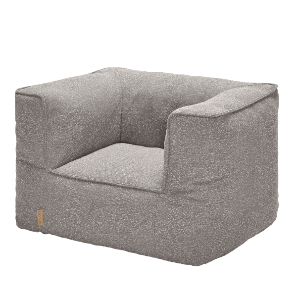 Gemütlicher grauer Stoff-Sessel mit modernem Design für bequeme Sitzgelegenheit.