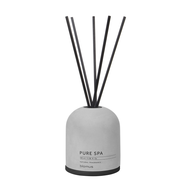 Beton-Diffusor von Blomus mit schwarzen Reeds, beschriftet "Pure Spa" für natürlichen Duft.