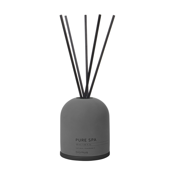 Ein stilvoller grauer Diffusor mit schwarzen Riedern, beschriftet "Pure Spa" von Blomus.