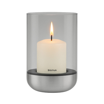 Moderner Glaskerzenhalter mit einer weißen Säulenk candle und einem schlanken Metallfuß.