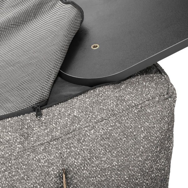 Stilvoller grauer Pouf mit abnehmbarem Deckel und schwarzem Tischplatten-Detail.