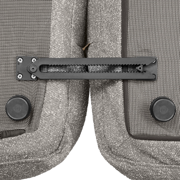 Nahaufnahme eines strapazierfähigen Stoffsofa-Verbindungsmechanismus mit schwarzem Metallstützbalken.