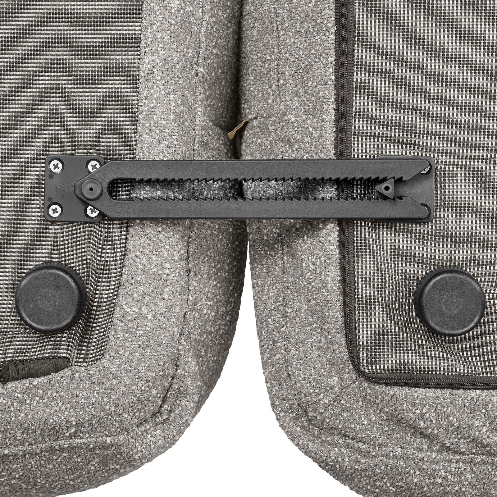 Nahaufnahme eines strapazierfähigen Stoffsofa-Verbindungsmechanismus mit schwarzem Metallstützbalken.