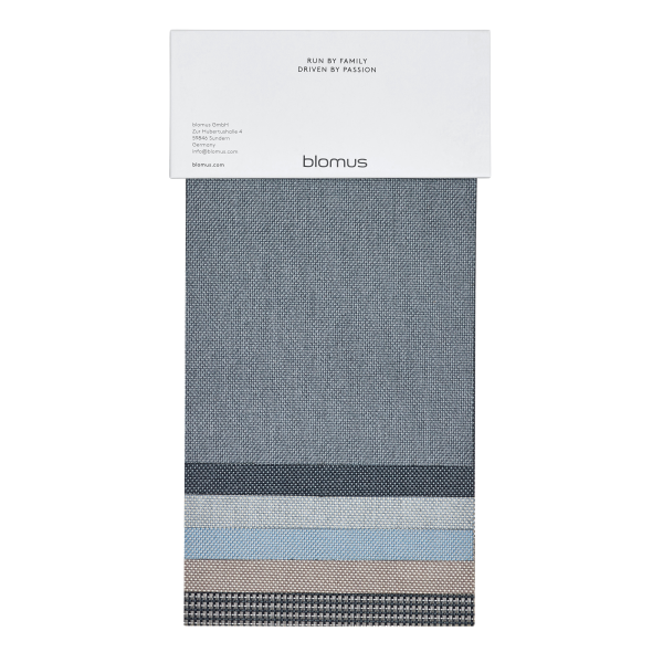Blaues Textilmusterkarte mit verschiedenen Stoffmustern und -texturen von Blomus.