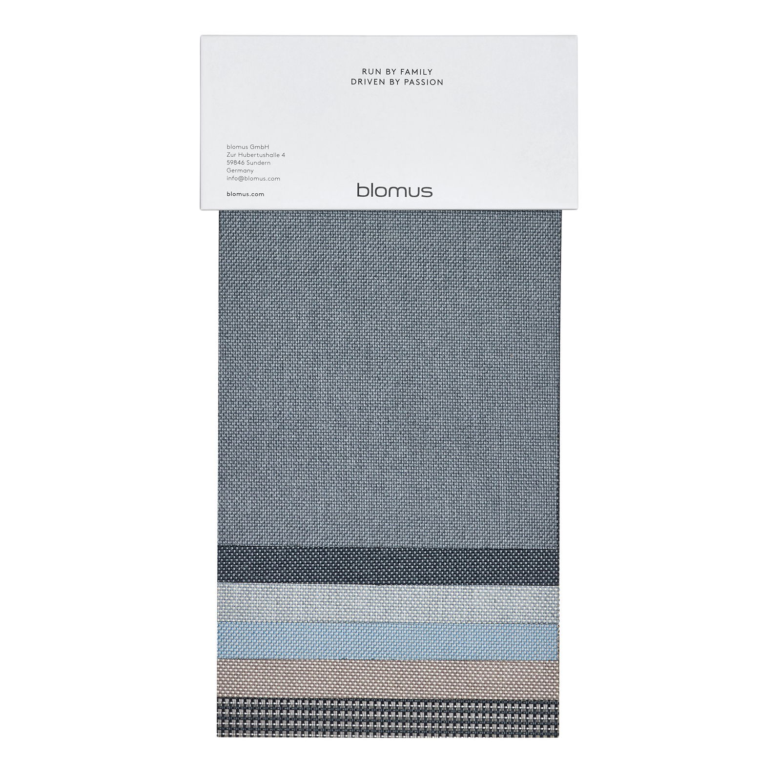 Blaues Textilmusterkarte mit verschiedenen Stoffmustern und -texturen von Blomus.