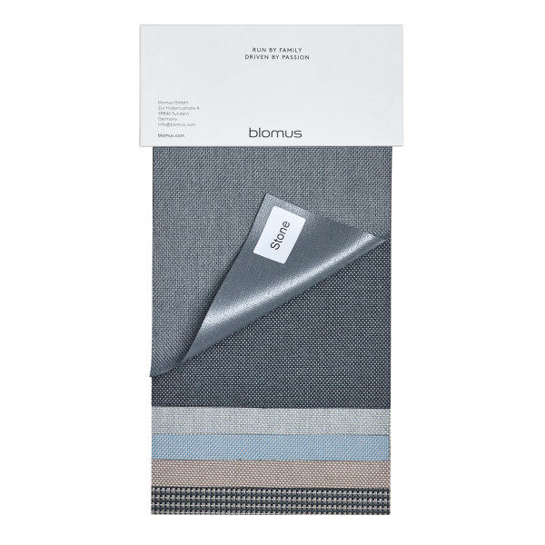 Blaues Stoffmuster von Blomus, das Textur und Farbmuster für Designinspiration zeigt.