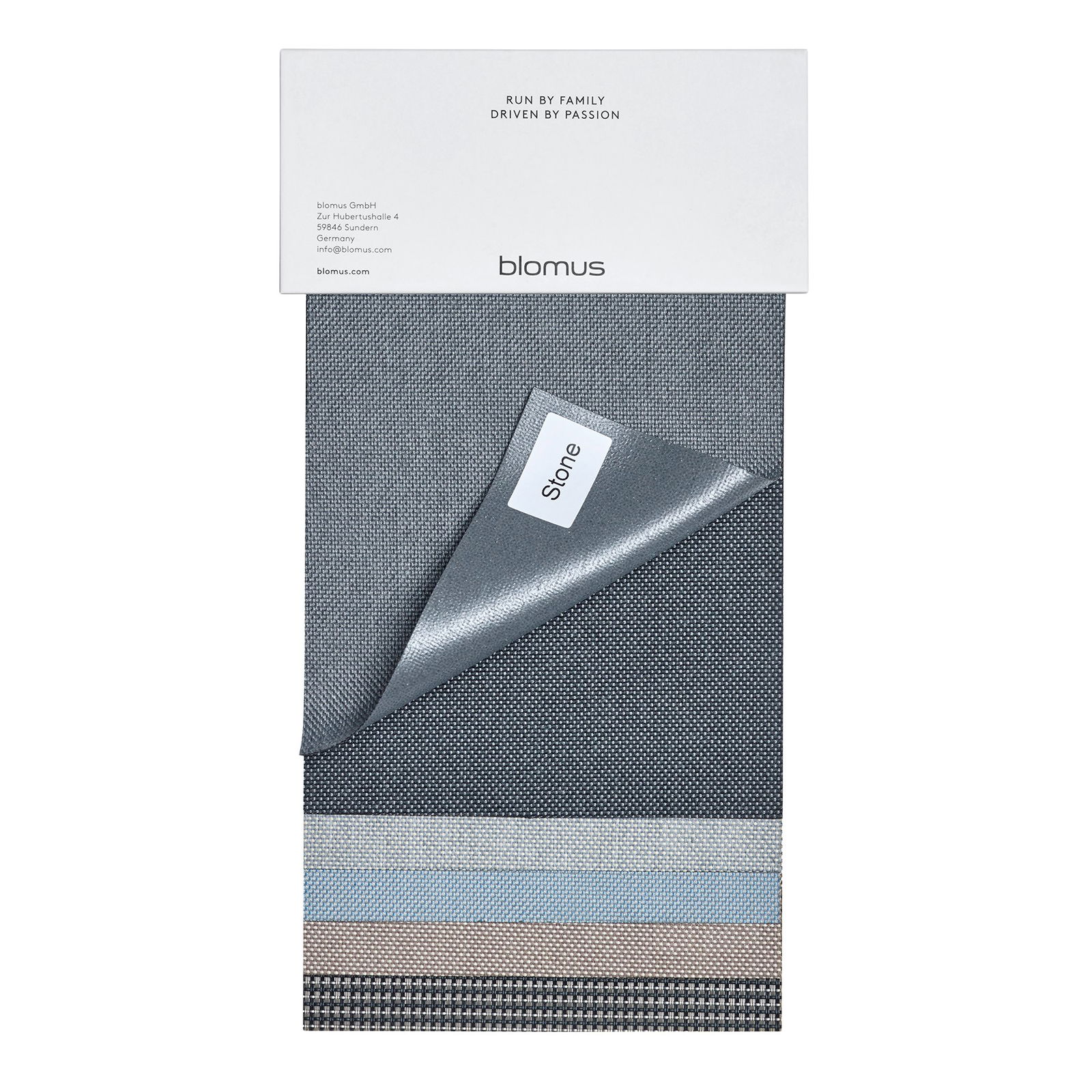 Blaues Stoffmuster von Blomus, das Textur und Farbmuster für Designinspiration zeigt.
