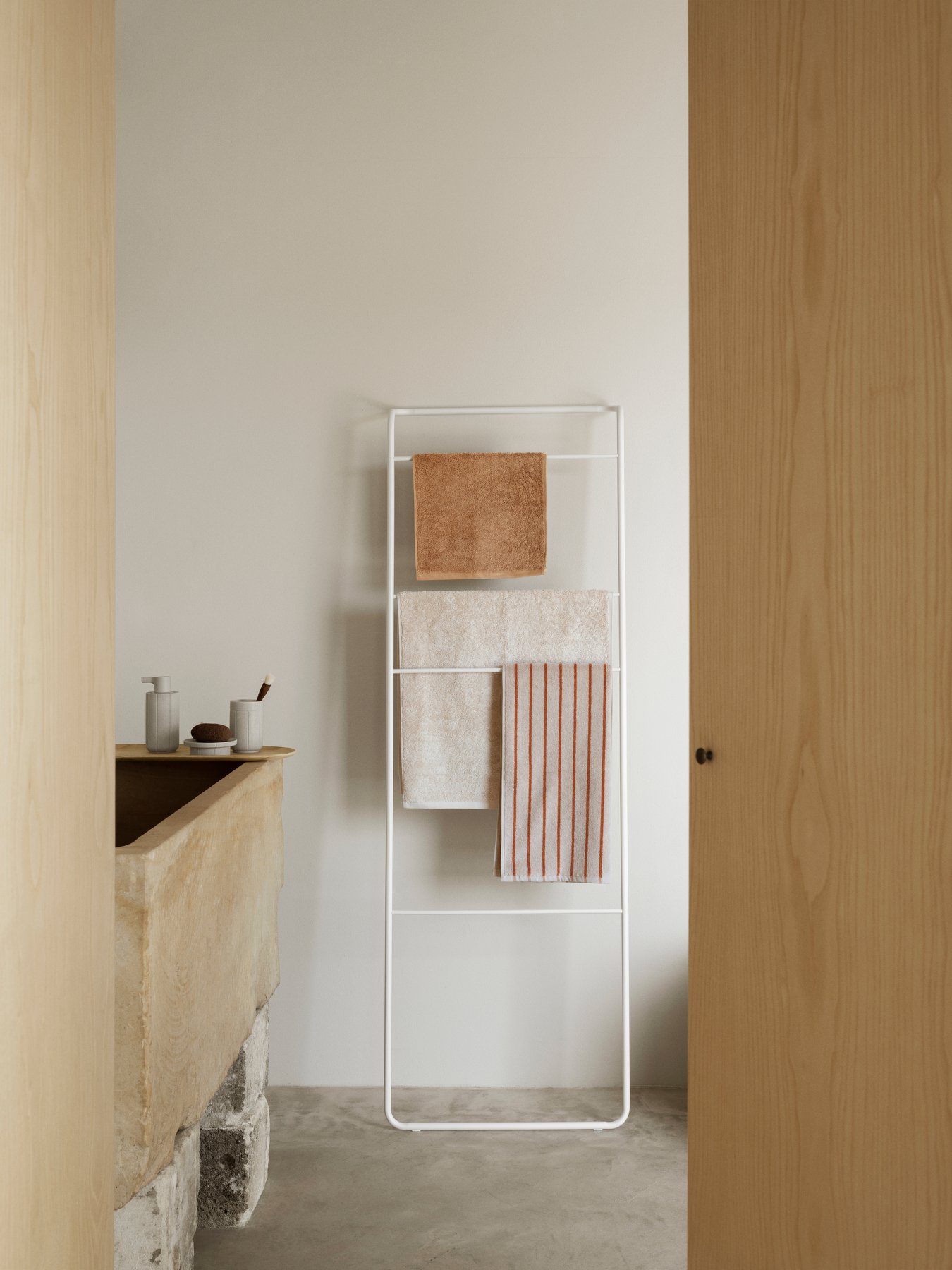Moderner Badezimmer mit weißem Handtuchhalter, der ordentlich gefaltete Handtücher präsentiert.