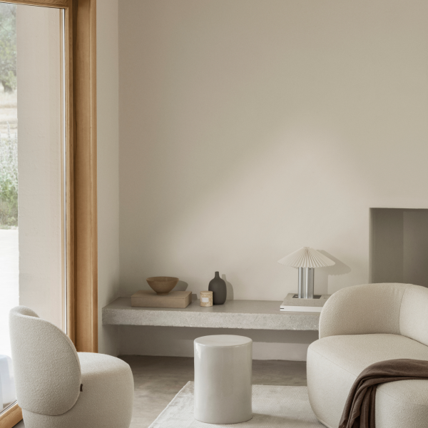 Moderner Wohnraum mit minimalistischer Einrichtung und natürlichem Licht.
