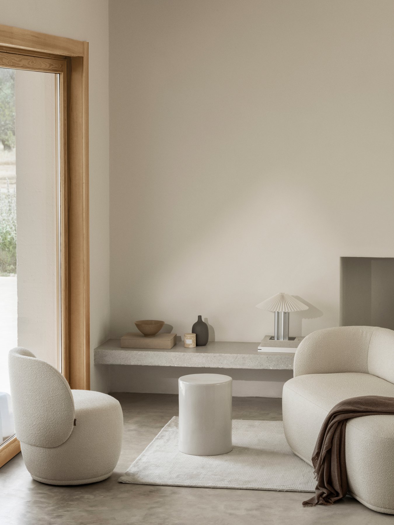 Moderner Wohnraum mit minimalistischer Einrichtung und natürlichem Licht.
