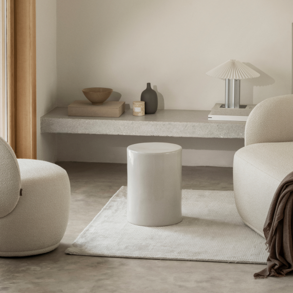 Gemütliches, modernes Wohnzimmer mit weichen Möbeln und minimalistischen Dekorelementen.