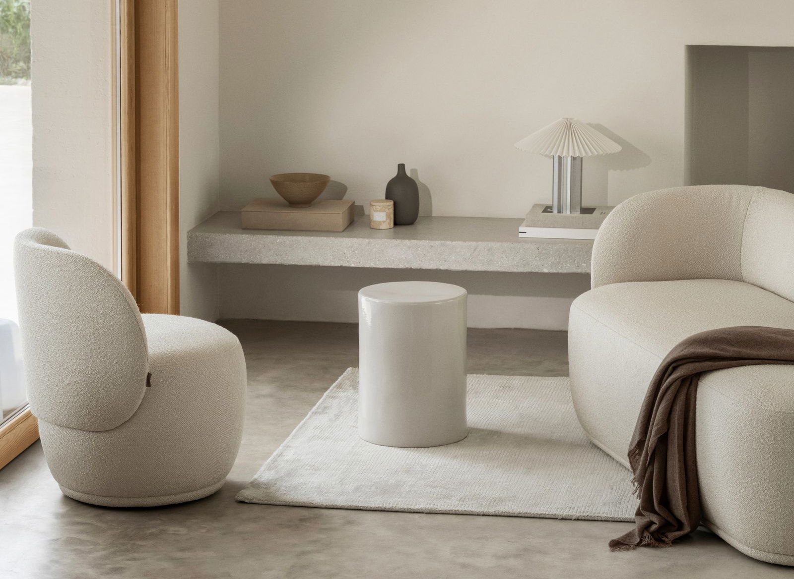 Gemütliches, modernes Wohnzimmer mit weichen Möbeln und minimalistischen Dekorelementen.