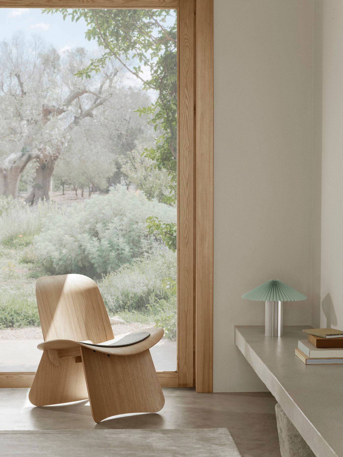 Moderne Holzstuhl neben einer minimalistischen Lampe mit einer ruhigen Aussicht ins Freie.