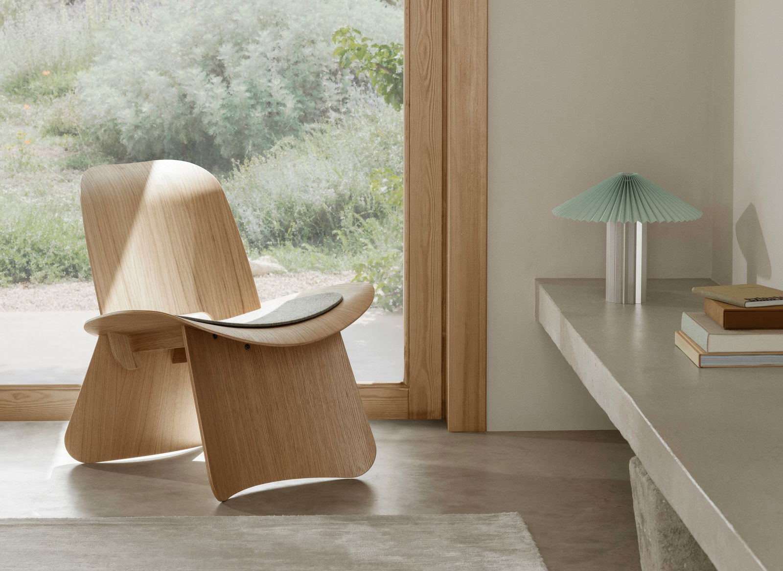 Stylischer Holzstuhl und moderne Lampe in einem ruhigen, gut beleuchteten Innenraum.