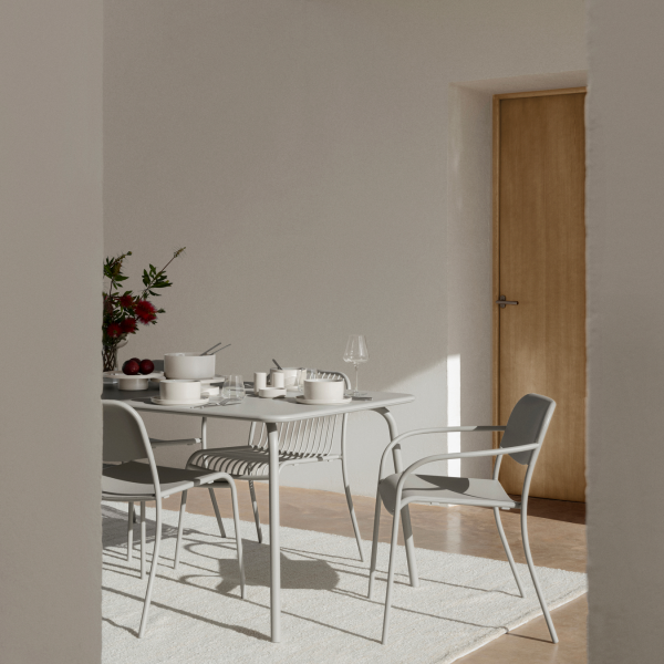 Modernes Esszimmer mit einem stilvollen Tischset, das minimalistisches Dekor und natürliches Licht bietet.