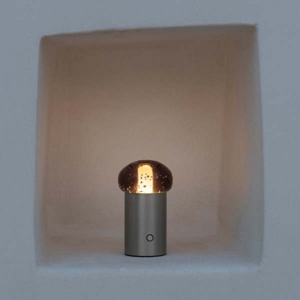 Moderne pilzförmige Lampe, die in einer eingelassenen Wandnische beleuchtet ist.