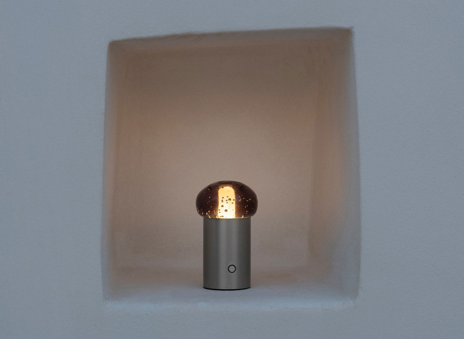 Moderne pilzförmige Lampe, die in einer eingelassenen Wandnische beleuchtet ist.