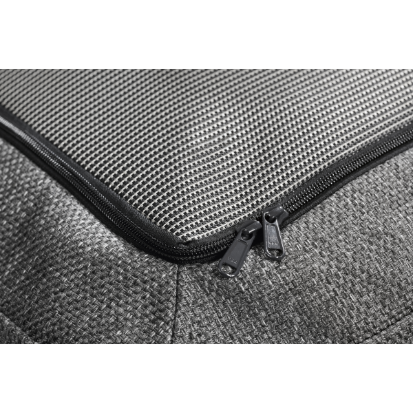 Nahaufnahme eines strukturierten schwarzen Stoffreißverschlusses an einer stilvollen Tasche oder einem Kissenbezug.