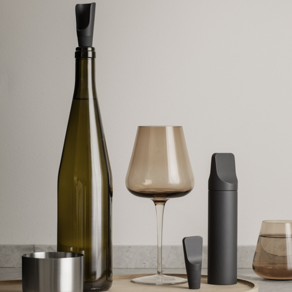 Elegantes Weinflaschen- und Gläser-Set mit modernen Accessoires auf einer minimalistischen Tischdekoration.