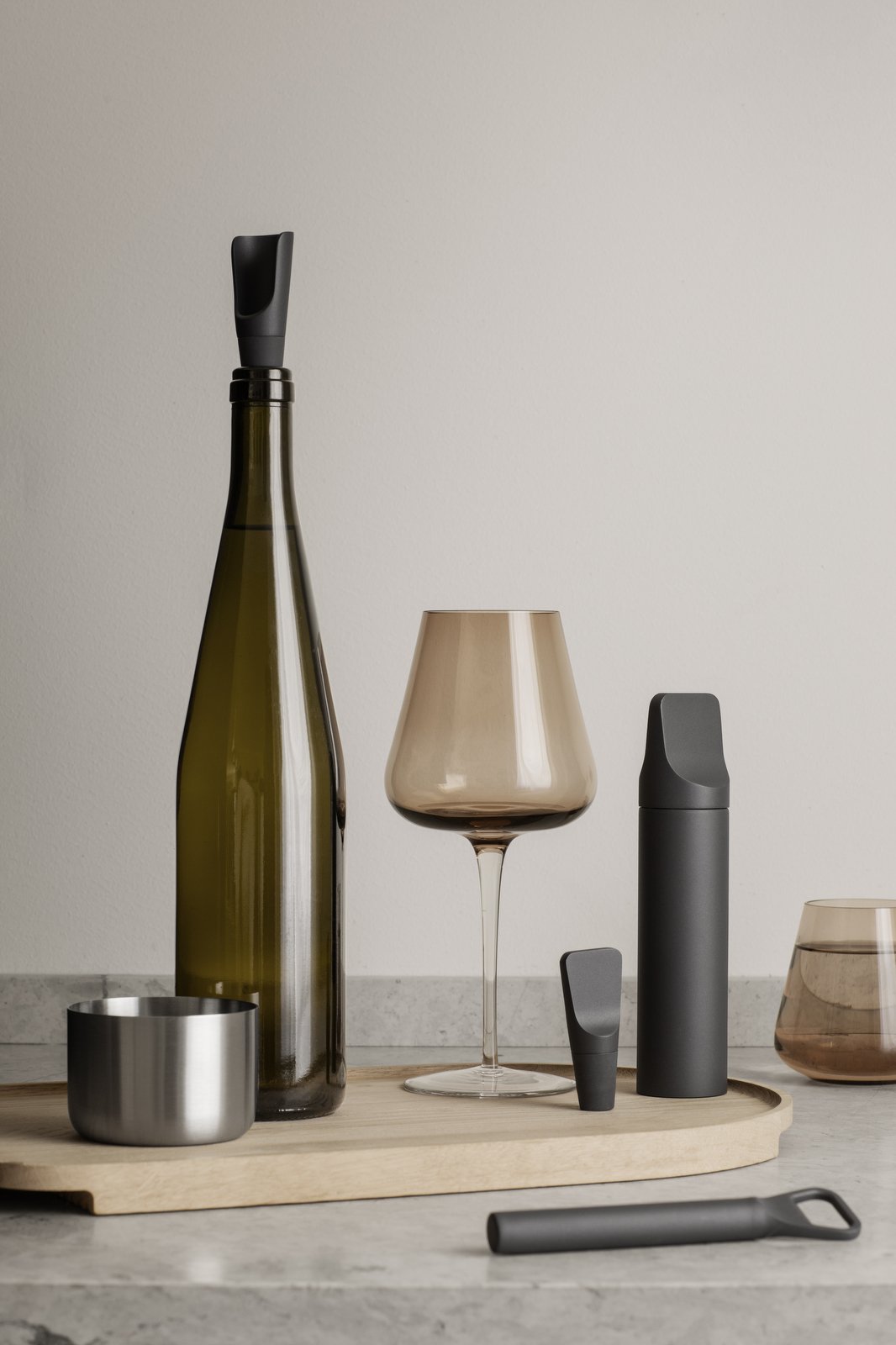 Elegantes Weinflaschen- und Gläser-Set mit modernen Accessoires auf einer minimalistischen Tischdekoration.