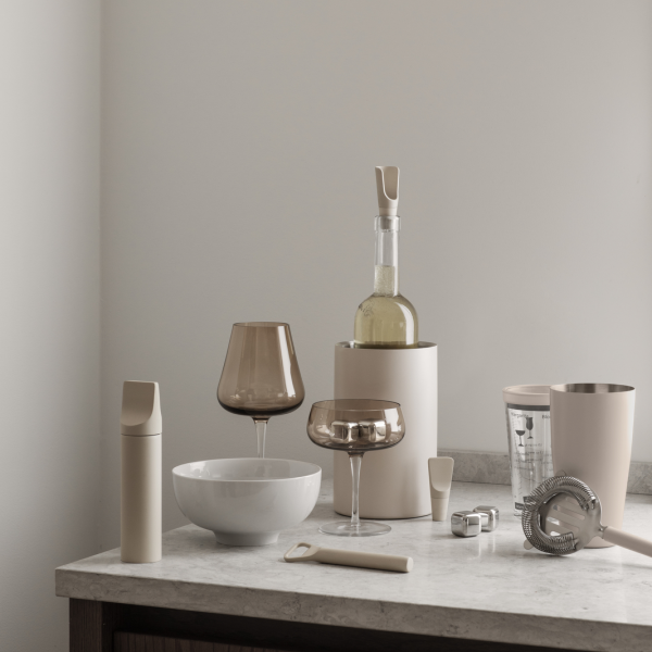 Stylische moderne Küchenutensilien mit schickem Glaswerk und Weinaccessoires.