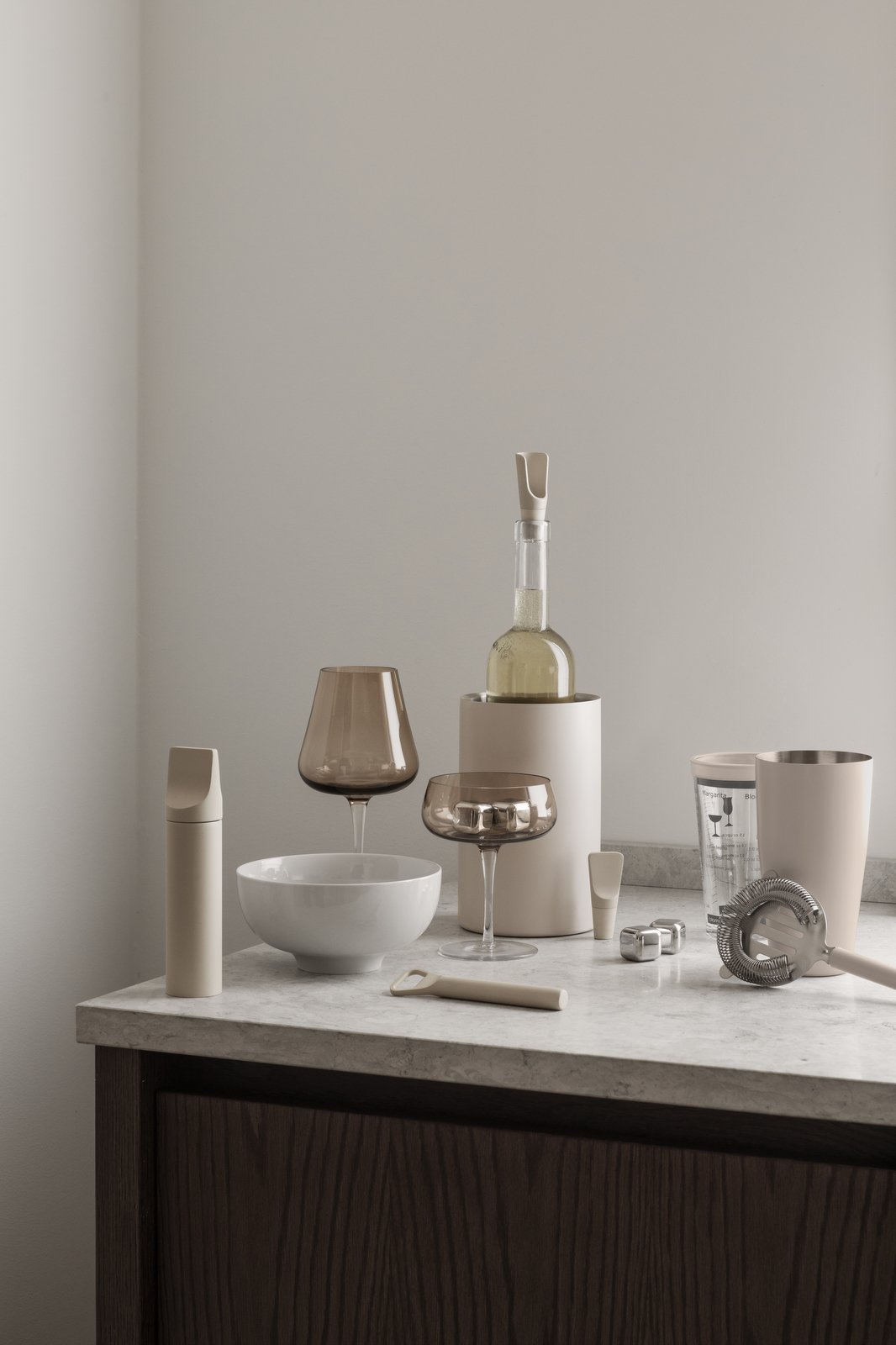 Stylische moderne Küchenutensilien mit schickem Glaswerk und Weinaccessoires.