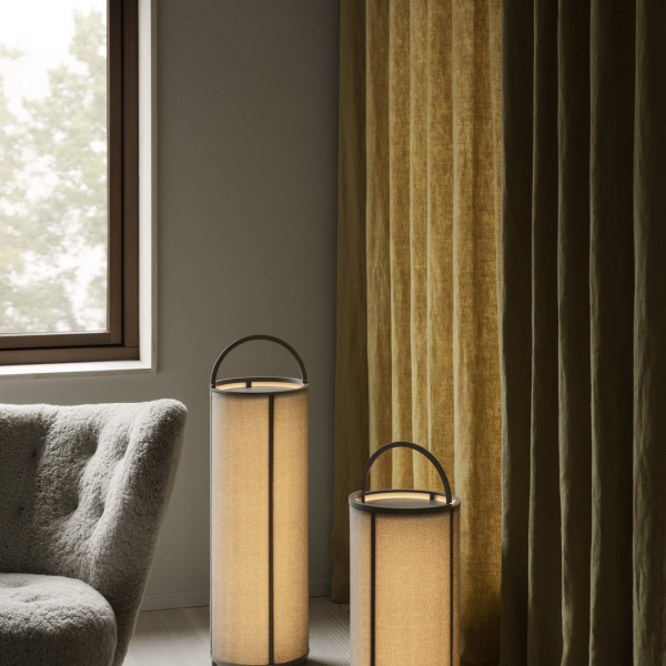 Moderner Wohnraum mit stilvollen Stehlampen und eleganten Vorhängen in der Nähe eines Fensters.