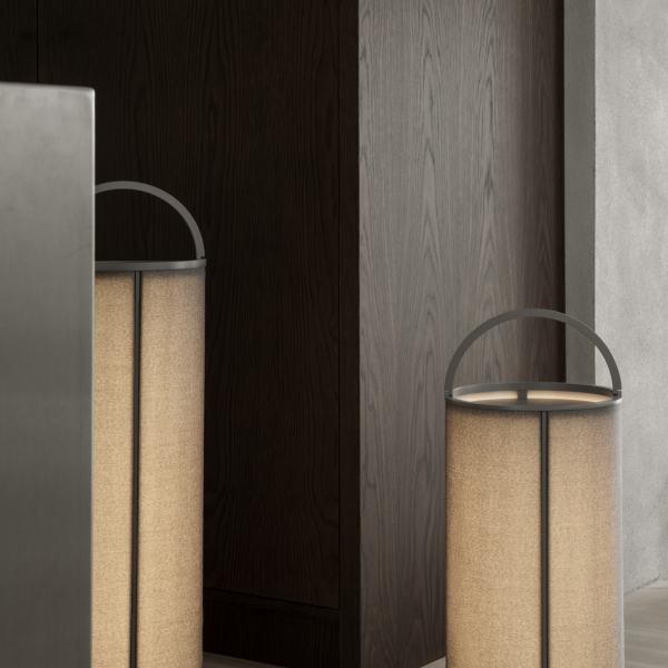Elegante moderne Laternen mit Stoffschirmen in einem stilvollen Innenraum.